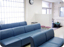 医院案内|清潔感のある待合室